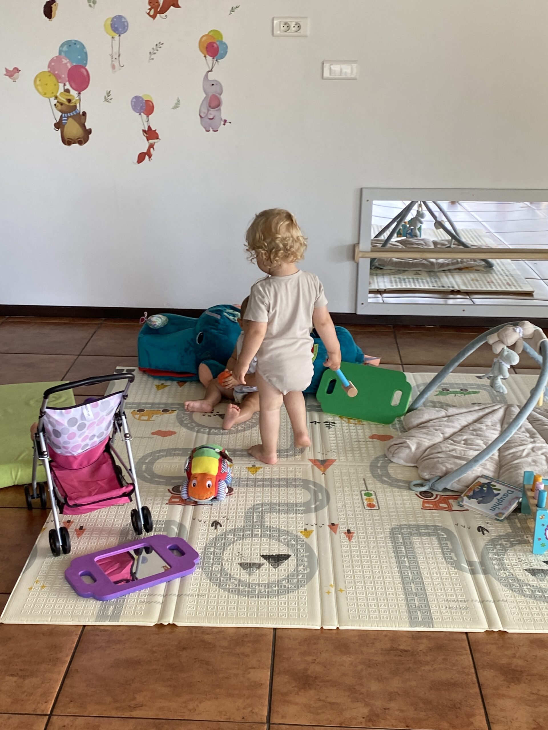 Enfants en activité d’éveil dans la crèche Kids Paradise à Tahiti, accompagnés dans un espace adapté à leur développement.