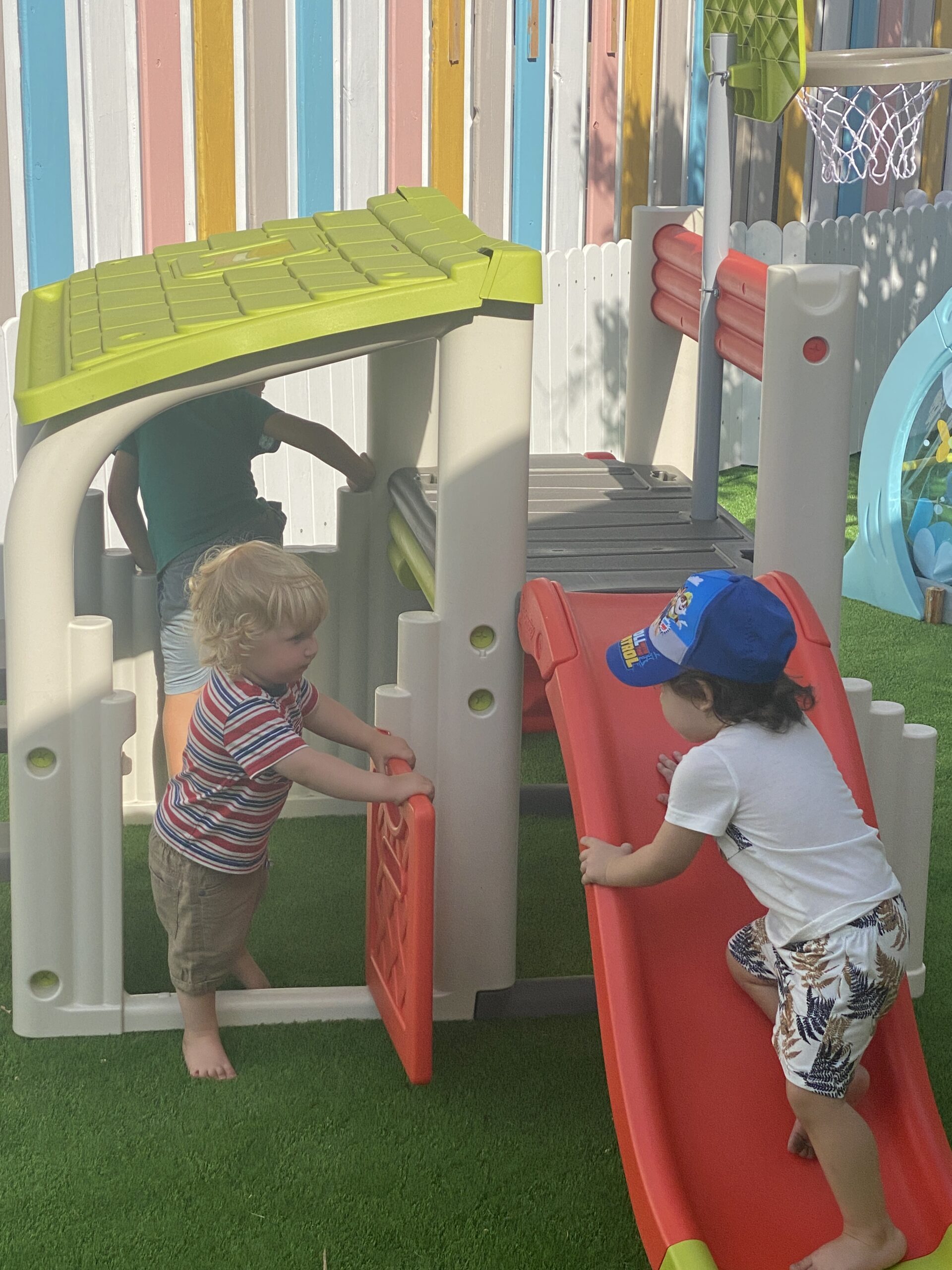 Espace intérieur de la garderie Kids Paradise à Pirae, Tahiti, avec un cadre calme, propre et adapté aux enfants.