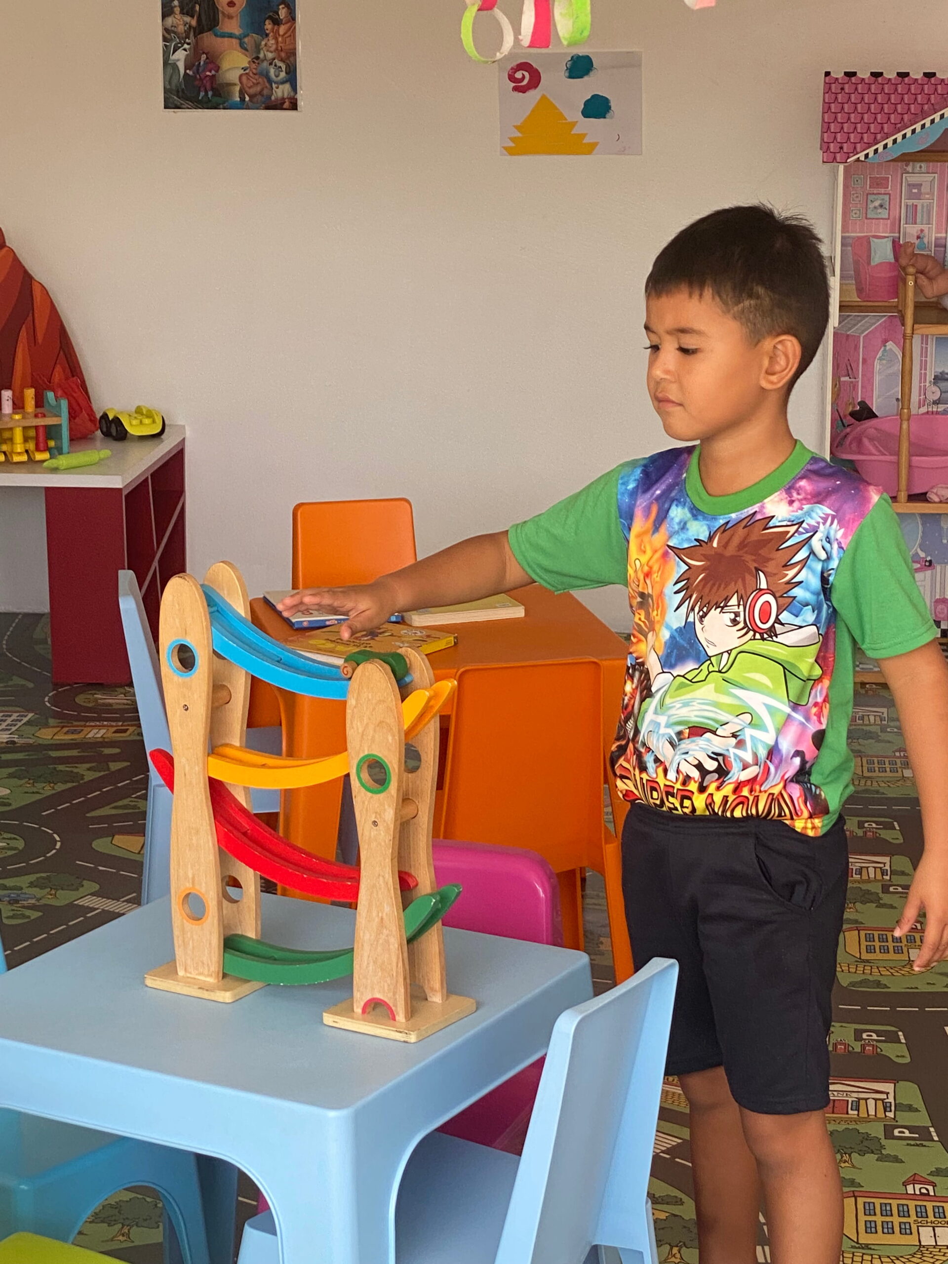 Façade de la crèche Kids Paradise à Pirae, Tahiti, avec accueil des enfants dans un cadre sécurisé et chaleureux.
